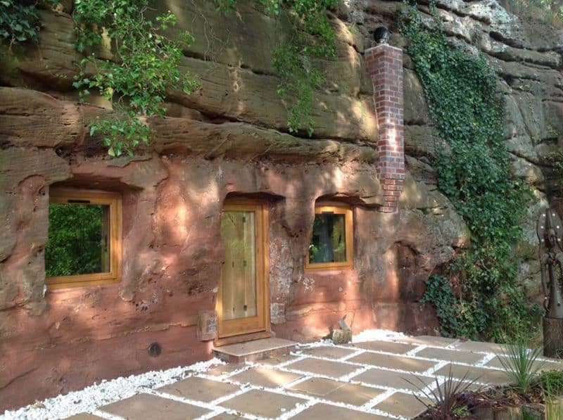 The Rockhouse: 700 let stara jama vabi kot počitniški dom