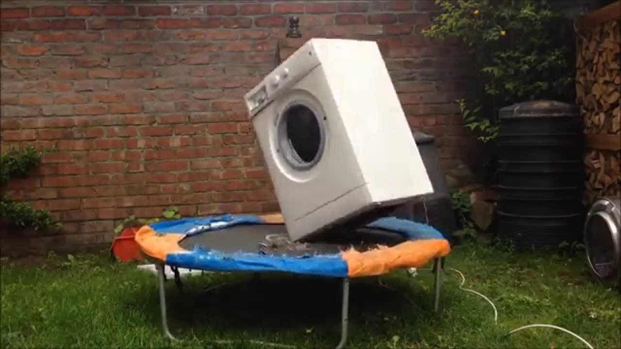Vaskemaskine vaskes på trampolin