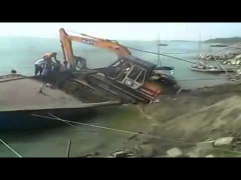 Wie man keinen Bagger aufs Boot bringt