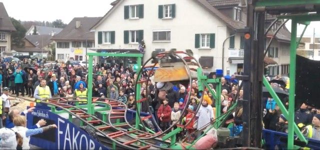 Auf dem Karnevalswagen: Funktionierende Achterbahn mit Looping