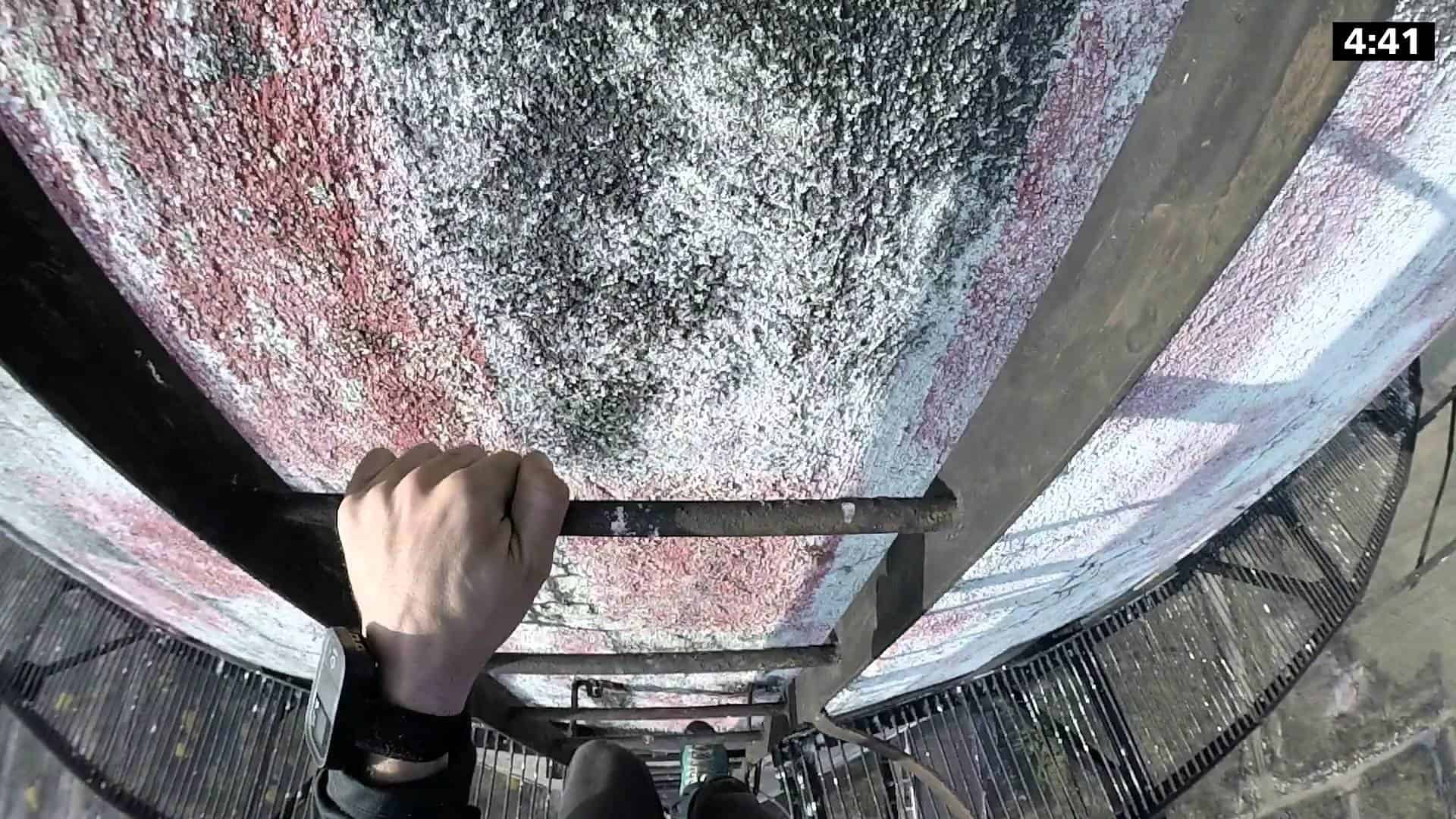 Adrenalin-Junkie klettert maroden Industrie-Schornstein runter