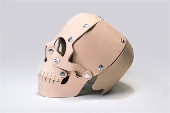 جمجمة مصنوعة يدويًا من الجلد من بروكلين