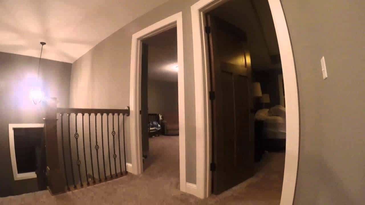 Kind mit GoPro spielt mit seinen Eltern Verstecken