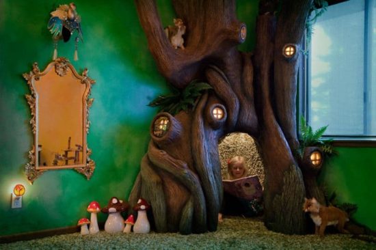Papa verwandelt Zimmer der Tochter in einen Märchenwald