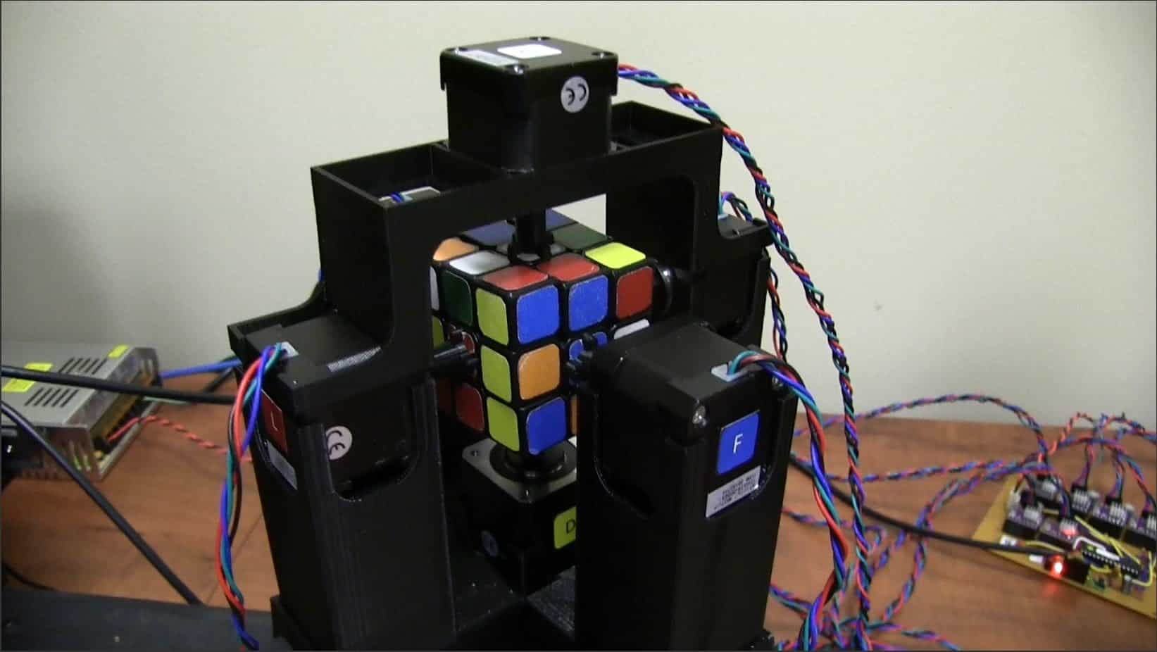 Roboter löst den Rubiks Zauberwürfel in nur 1 Sekunde