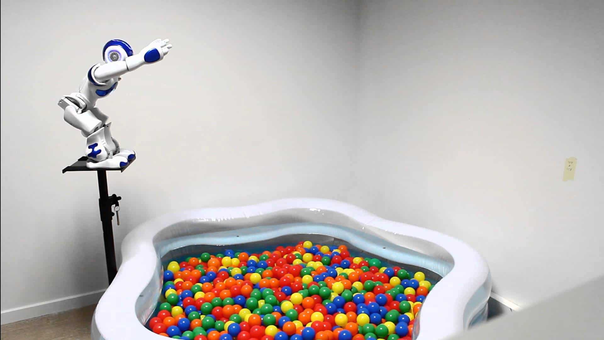 Robot wskakuje do basenu z piłeczkami
