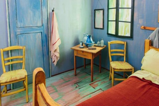 Slapen in de slaapkamer van Van Gogh