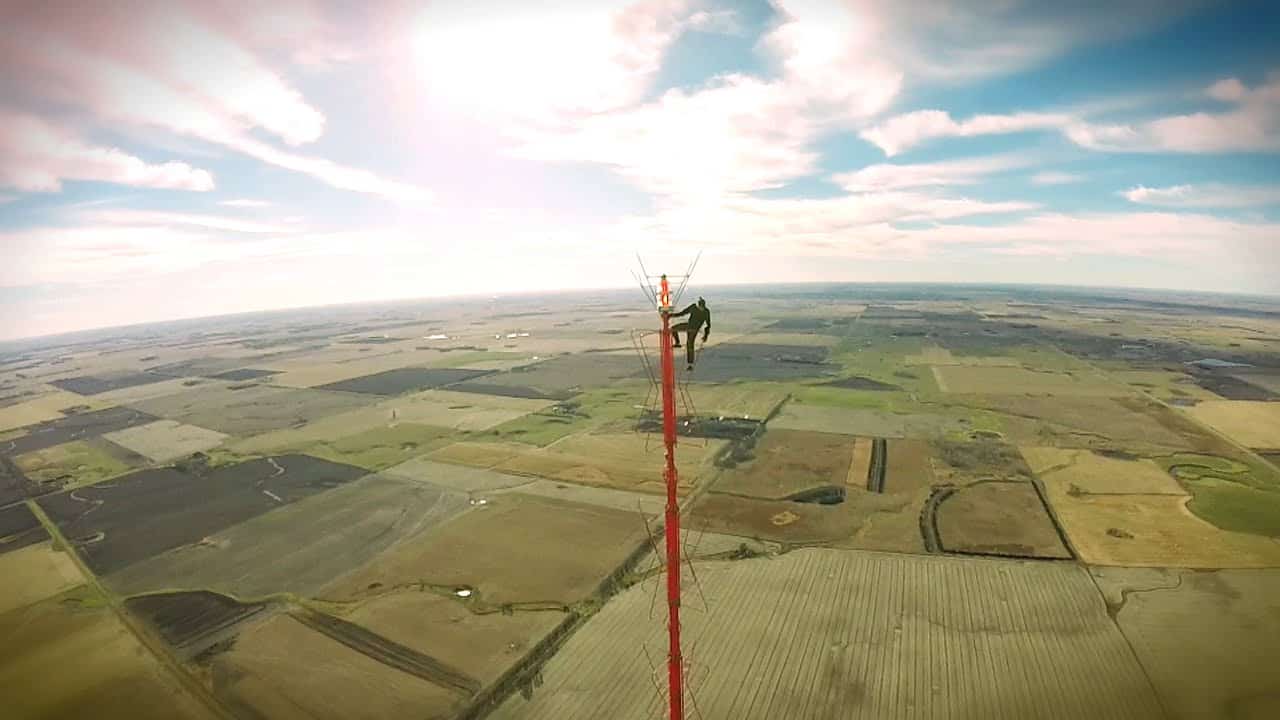 Klatre usikret på et 475 meter høyt TV-tårn