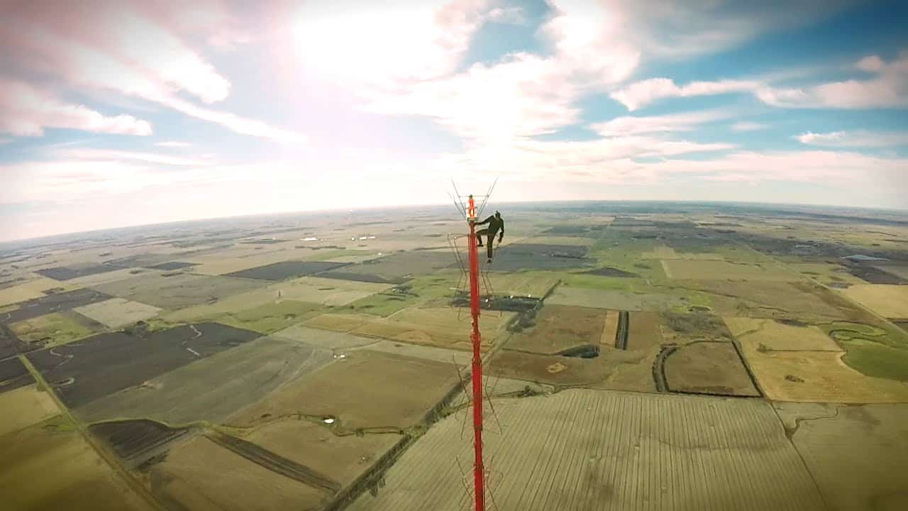 Ungesichert auf einen 475m hohen Fernsehturm klettern