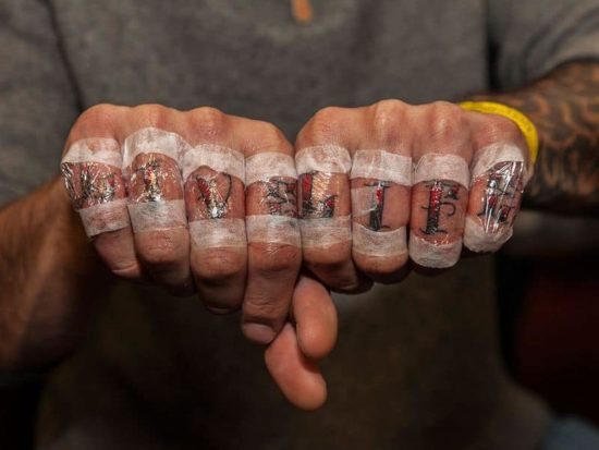 Tatuagens nos punhos de Edward Bishop