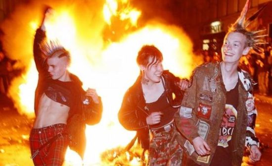 ¡Feliz 40 cumpleaños Punk! El hijo de Malcolm McLaren quiere quemar su colección punk