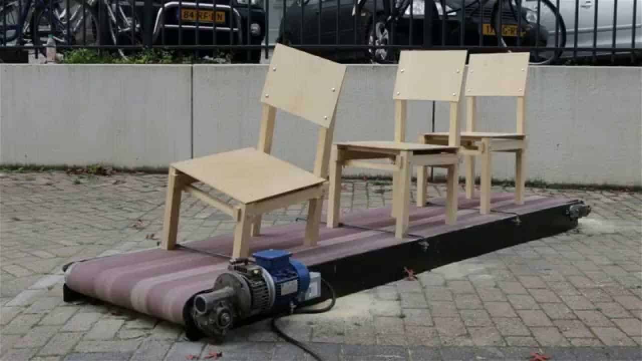Quick Sand: Holzstühle auf einem Schleifpapier-Laufband