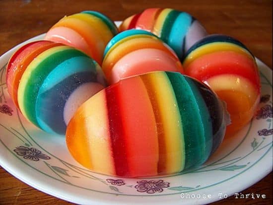 Wie man Regenbogen-Ostereier aus Wackelpudding macht