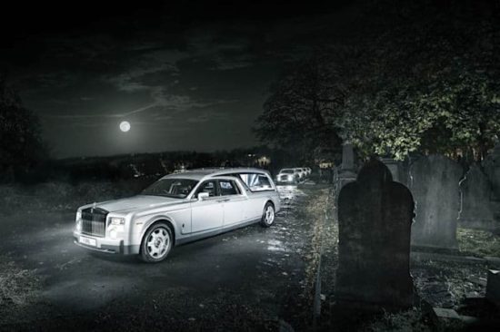 Englisches Bestatterunternehmen nutzt Rolls-Royce als Leichenwagen