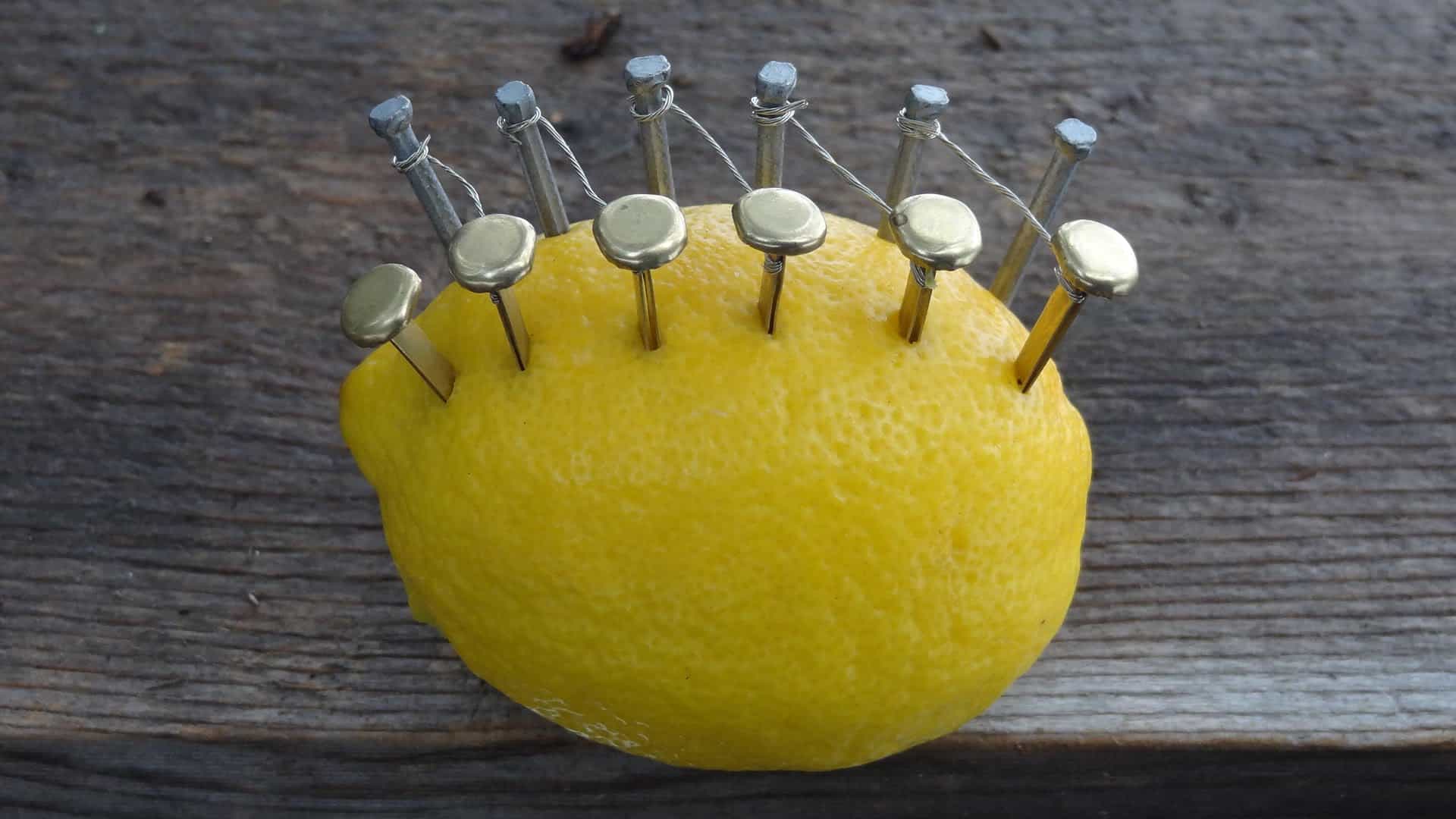 Wie man mit einer Zitrone Feuer macht