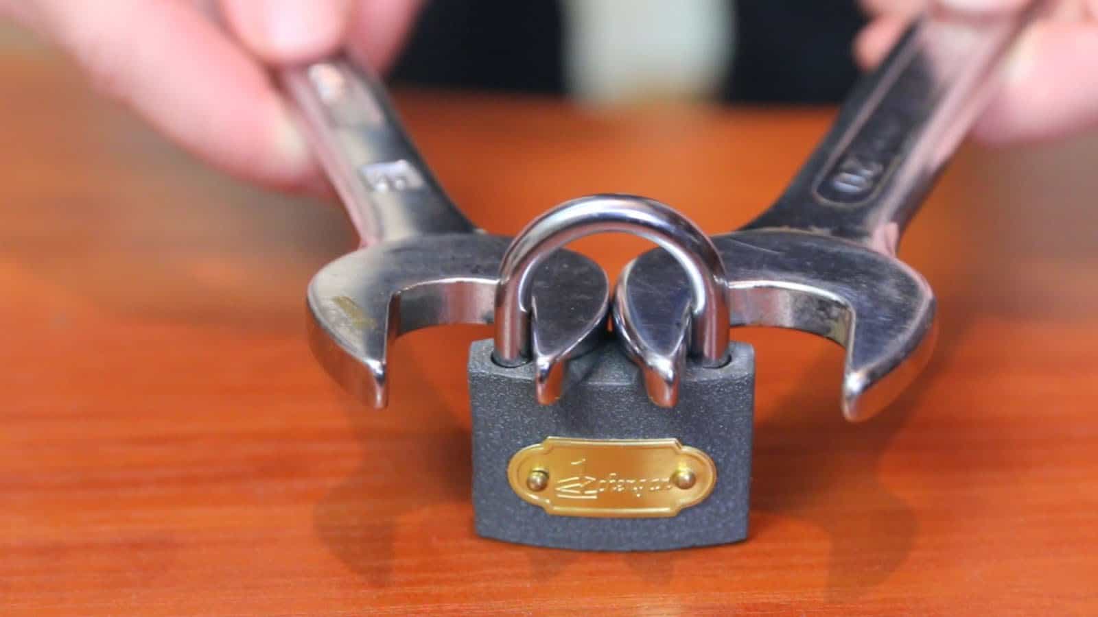Wie man Vorhängeschlösser mit zwei Schraubenschlüsseln knackt