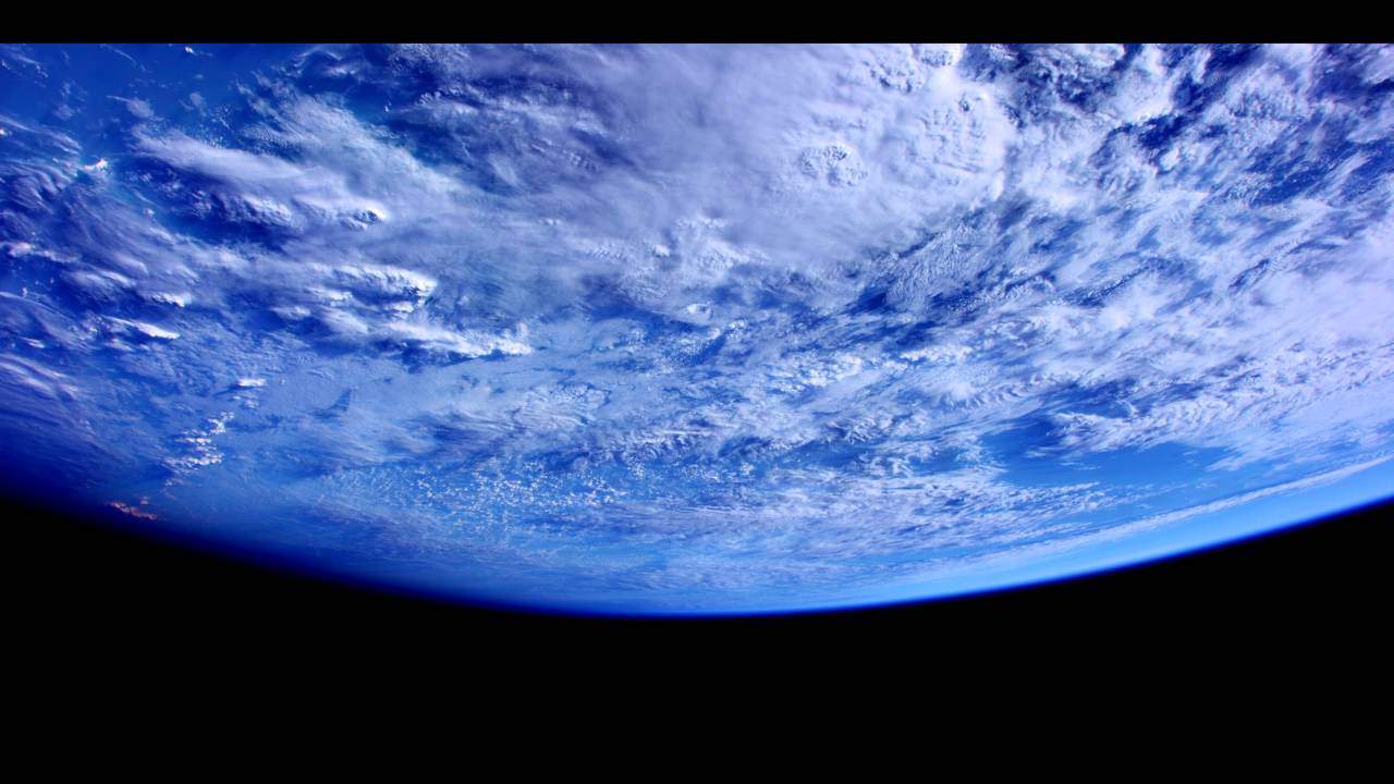 De aarde gefilmd vanuit de ruimte in 4K