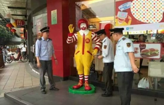 Estátua de Ronald McDonald preso pela polícia chinesa