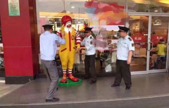 Ronald McDonald Statue von chinesischer Polizei verhaftet