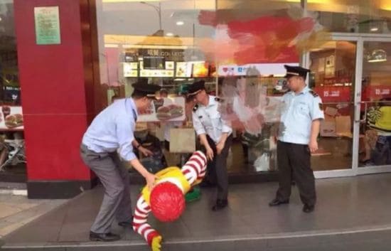 Standbeeld van Ronald McDonald gearresteerd door de Chinese politie