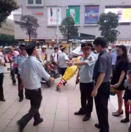 Ronald McDonald Statue von chinesischer Polizei verhaftet