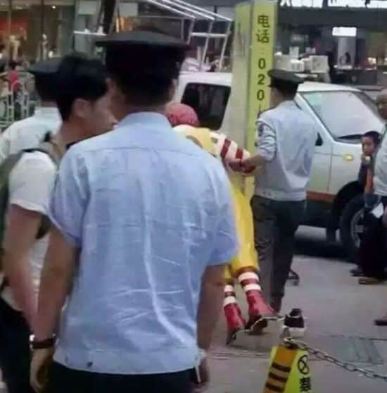 Estátua de Ronald McDonald preso pela polícia chinesa