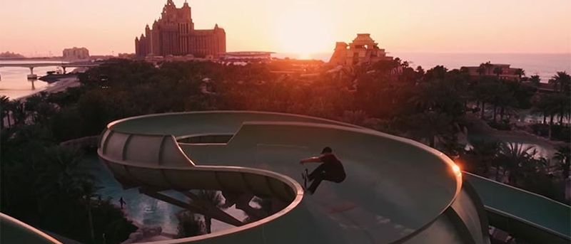Skateboarding in einem leeren Wasserpark