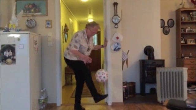 90 jährige Ur-Grossmutter mit besonderen Fussball-Fähigkeiten
