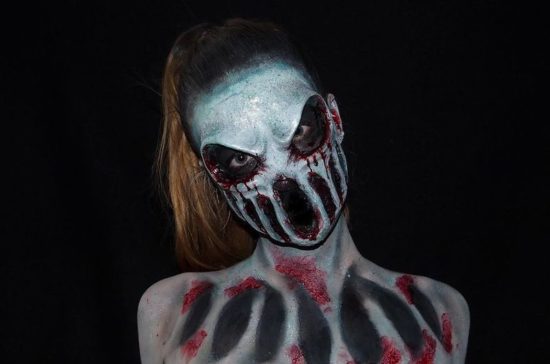 Die 16-jährige Lara liebt Monster-Maskierung