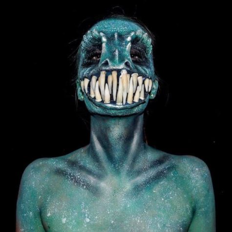 Die 16-jährige Lara liebt Monster-Maskierung