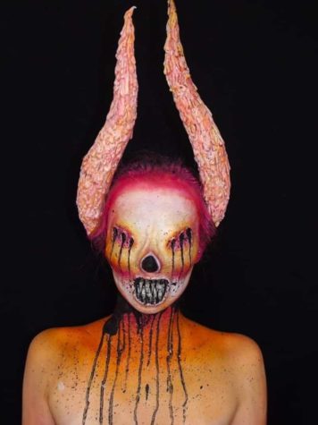 Die 16-jährige Lara liebt Monster-Maskierung