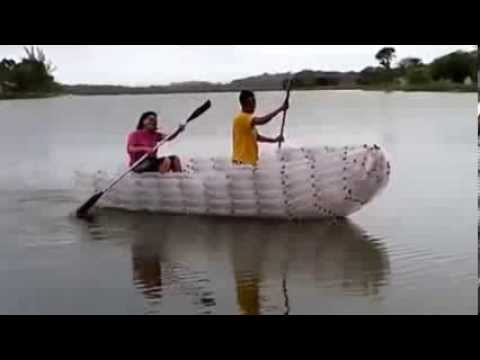 Geïmproviseerde boot gemaakt van plastic flessen
