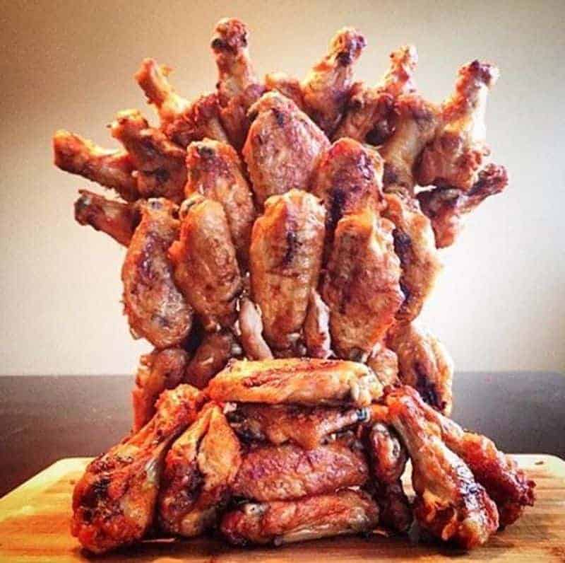 O trono de ferro de "Games of Thrones" feito de asas de frango