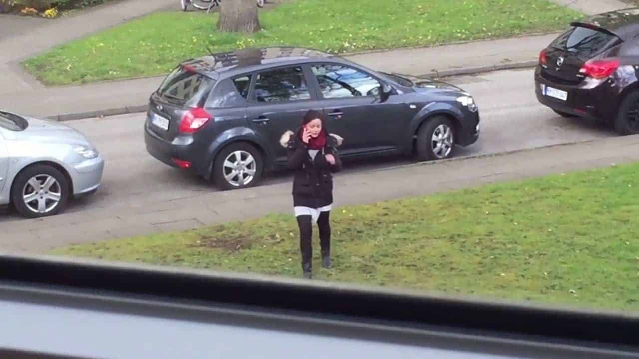 It Follows: Eichhörnchen verfolgt Selfie Frau
