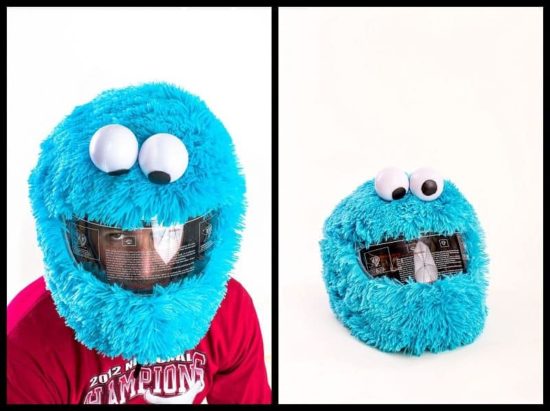 Cookie-monsteret som motorsykkelhjelm