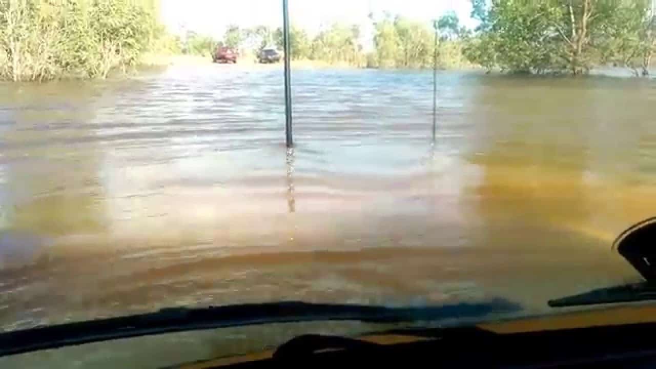 Mit dem Land Cruiser durch einen Fluss