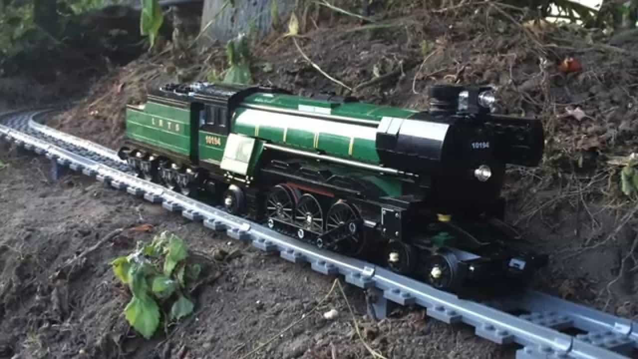 Met de Lego-trein thuis door de tuin