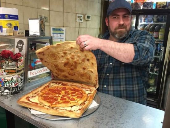Pizza, geliefert in einer Pizza-Box-Pizza