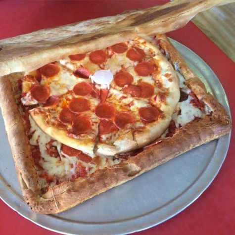 Pizza, geliefert in einer Pizza-Box-Pizza