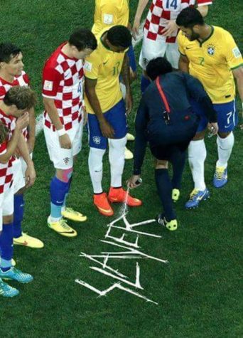 Der Freistoss-Spray den Händen des Thrash-Metal Schiedsrichter