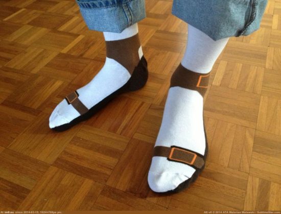 Socken, die wie Sandalen aussehen