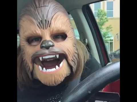 The simple joys in life: Frau amüsiert sich köstlich mit ihrer Chewbacca-Maske