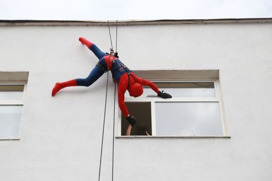 Albanian police surprise children in the hospital as superheroes