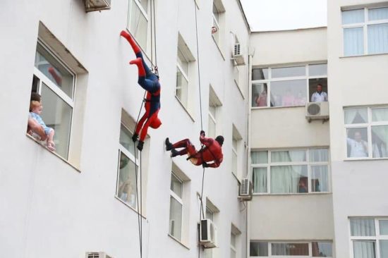 Albanian police surprise children in the hospital as superheroes