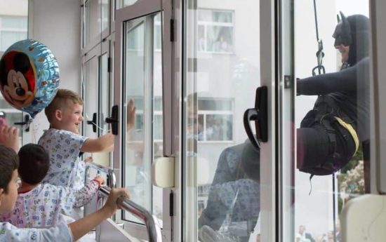 Albanischen Polizei überrascht als Superhelden Kinder im Spital