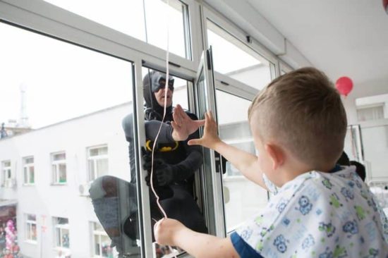 Albanischen Polizei überrascht als Superhelden Kinder im Spital