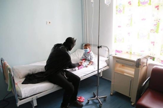 Albansk politi overrasker børn på hospitalet som superhelte