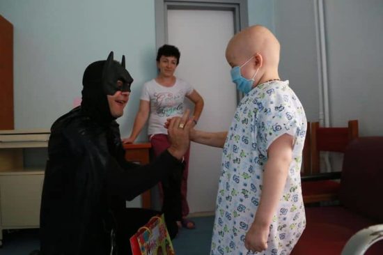 Albanischen Polizei überrascht als Superhelden Kinder im Spital