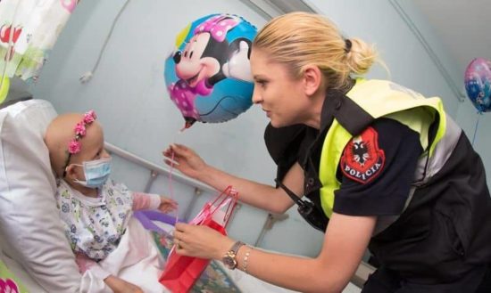 Albanischen Polizei überrascht als Superhelden Kinder im Spital