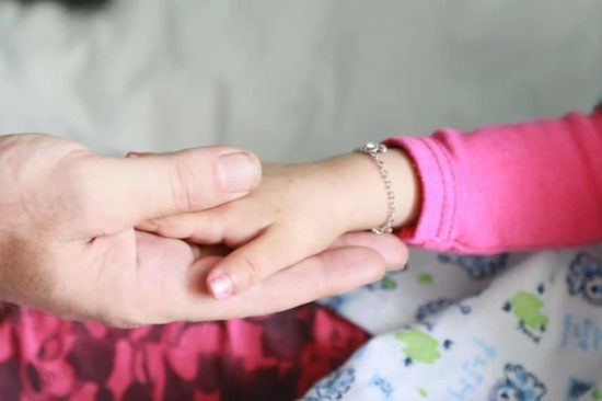 Albanischen Polizei überrascht als Superhelden Kinder im Spital